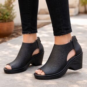 SOUL Naturalizer Fayth Modern Minimalist Wedge Sandal/Bootie Hybrid 8W